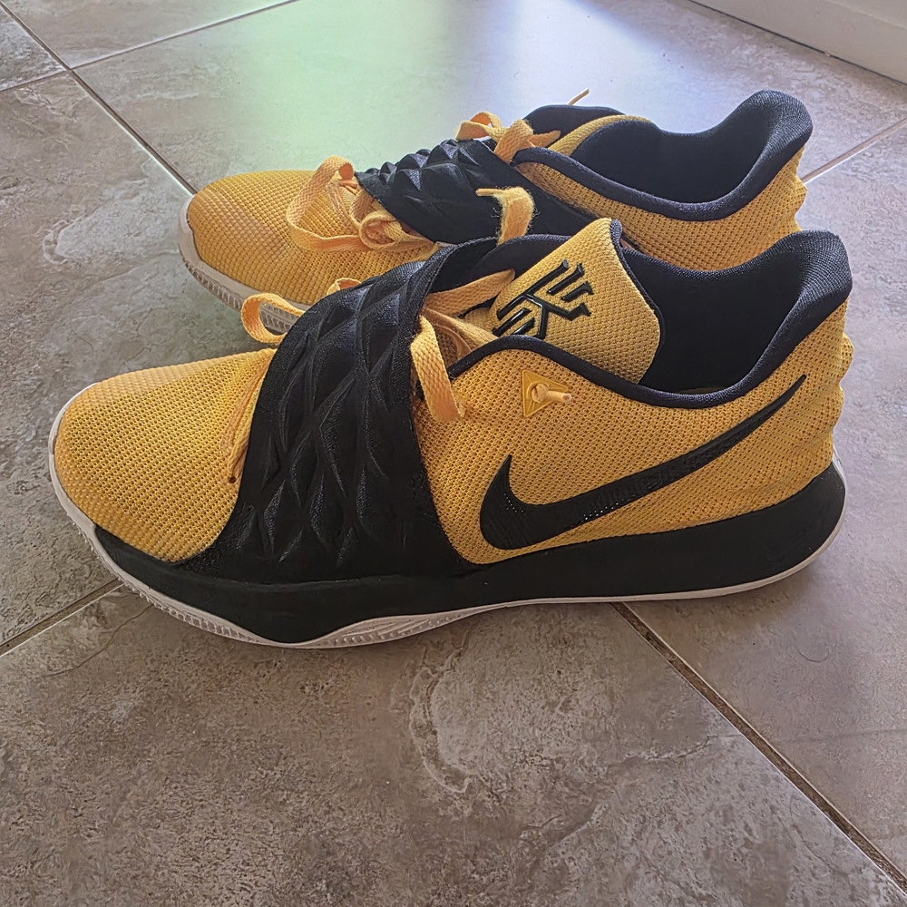 Nike Kyrie Irving Signature Basketball Shoes Sz 10
